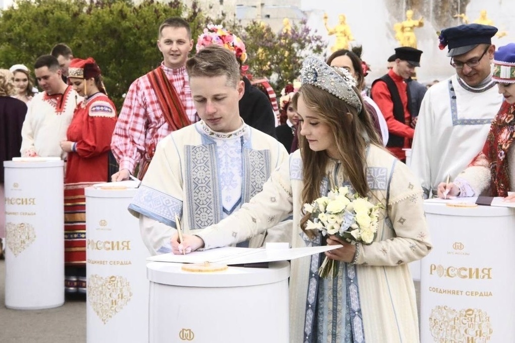 Костромская пара сыграла красивую свадьбу на ВДНХ