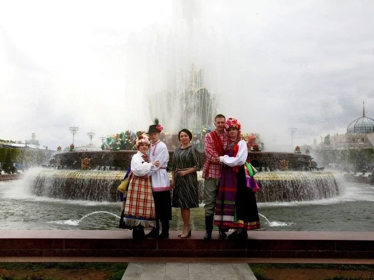 Две курские пары участвовали в свадебном флешмобе на выставке «Россия»