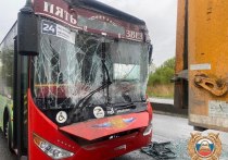 Во вторник утром в Хабаровске пассажирский автобус маршрута № 24 на проспекте 60-летя Октября врезался в грузовик Shacman