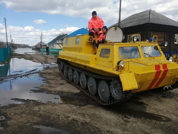 Гусеничный вездеход отправили в затопленный район на севере Омской области