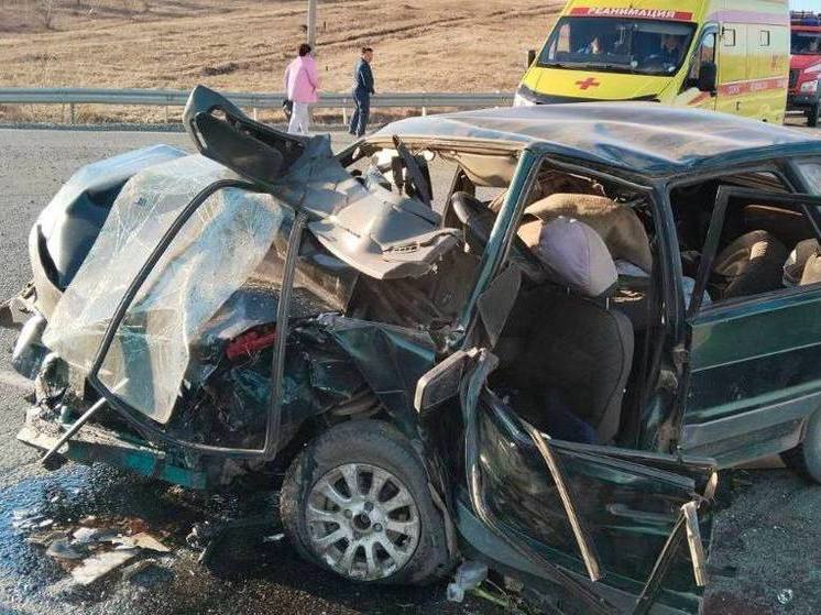 Спасатели в Забайкалье достали из ВАЗа тело погибшей в лобовом ДТП женщины