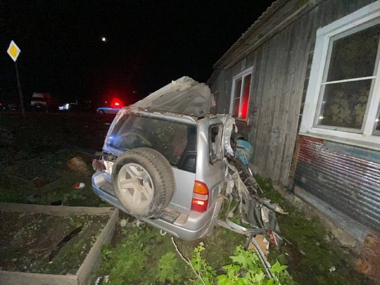 В Хабаровском крае машина протаранила забор и дом