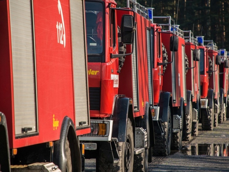 Крыша многоэтажки задымилась глубокой ночью в Петрозаводске