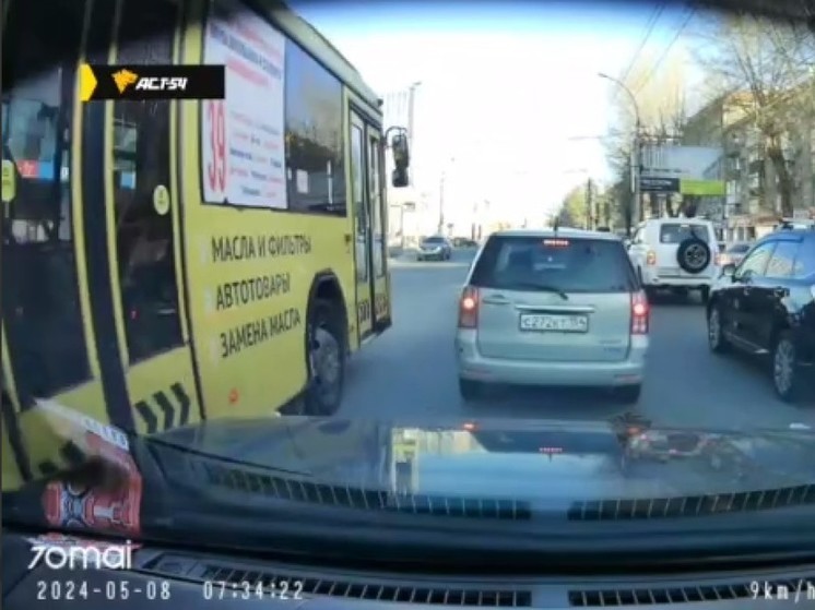 Водитель автобуса в Новосибирске ездил на красный и по встречной полосе