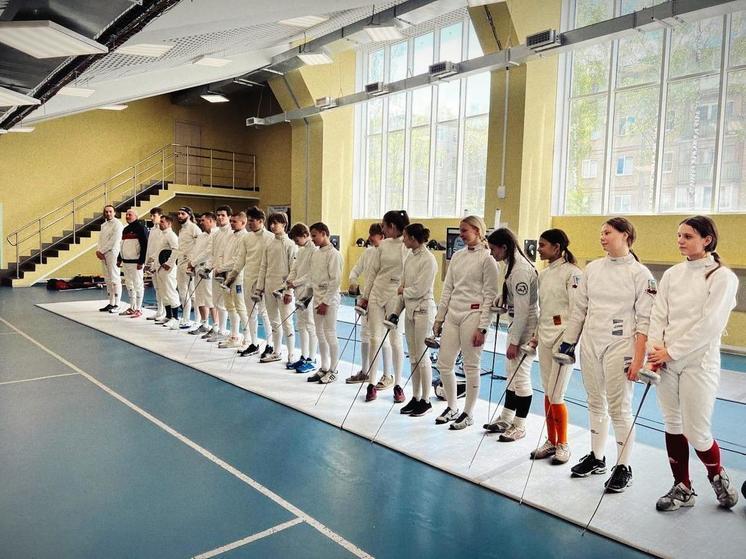 60 спортсменов боролись за победу на соревнованиях по фехтованию в Псковской области