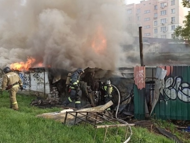 В Хабаровске в пристройке у автосервиса случился пожар