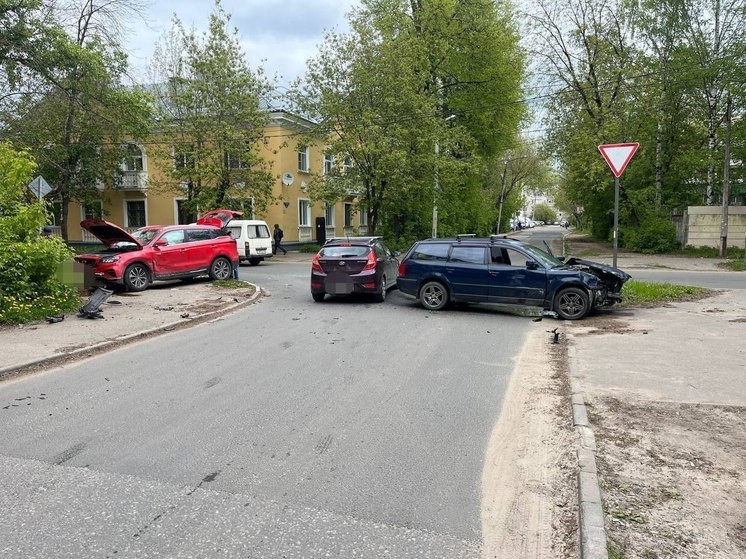 На улице Лукина в Твери две иномарки не поделили дорогу: пострадавшего доставили в больницу