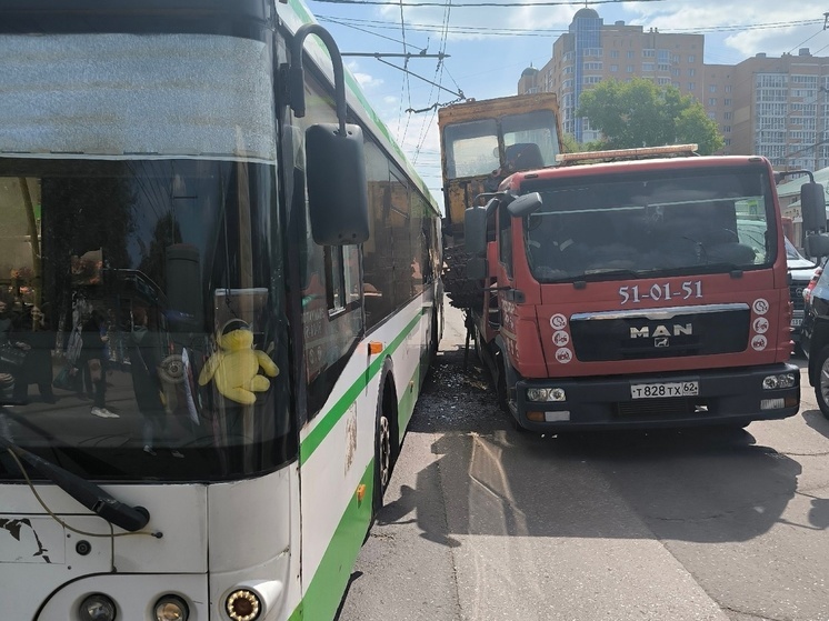 В Кальном столкнулись автобус и грузовой эвакуатор