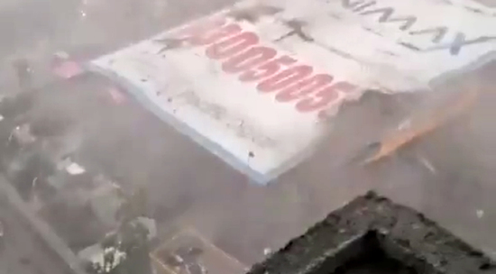 В Индии огромный рекламный щит рухнул на дома и автозаправку: видео