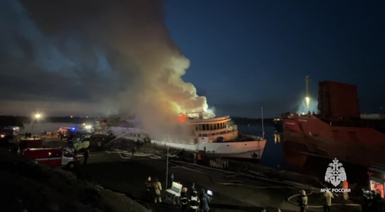 В Архангельске пожарные потушили пожар на теплоходе: видео