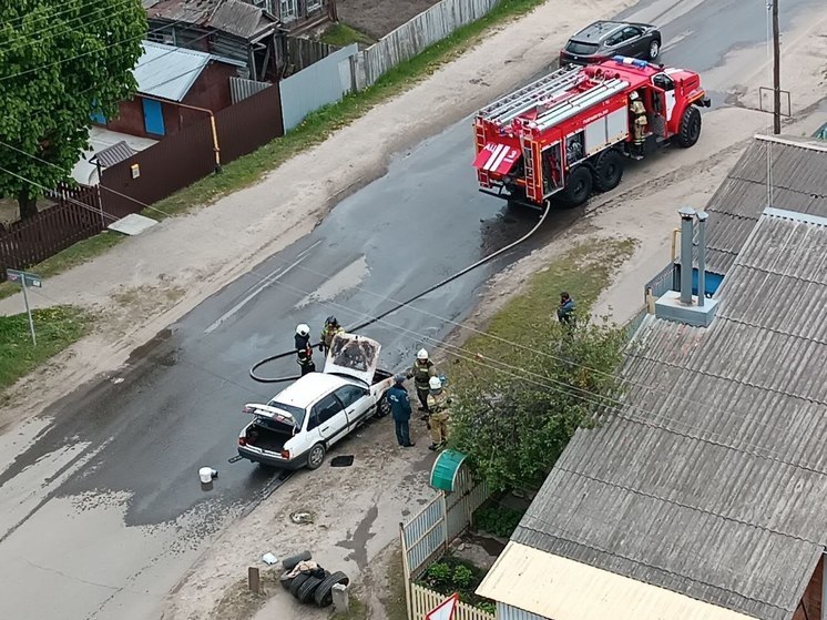 Пензенцы помогли пожарным затушить загоревшуюся на улице Галетной машину