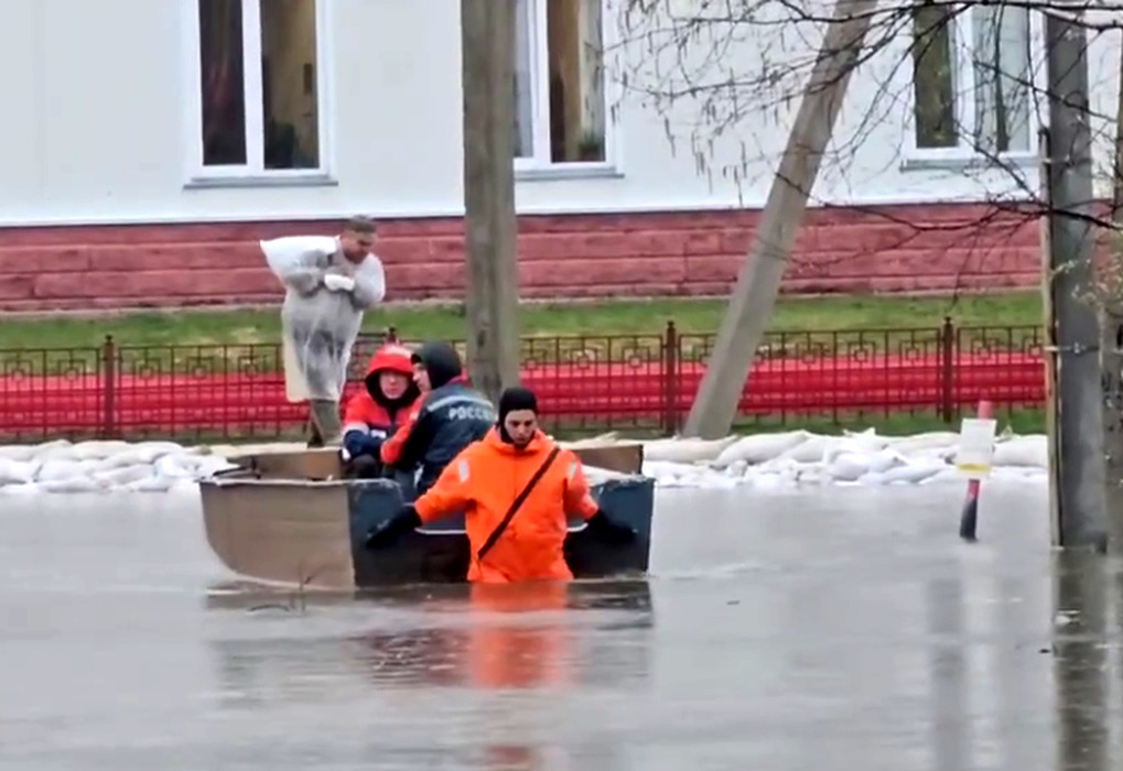 Вода по пояс, людей и животных вывозят на лодках: 20 кадров из затопленных посёлков Омской области 