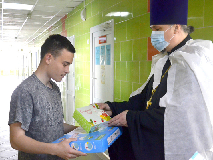 Маленьким пациентам краевой больницы вручили пасхальные подарки от главы Пермской митрополии