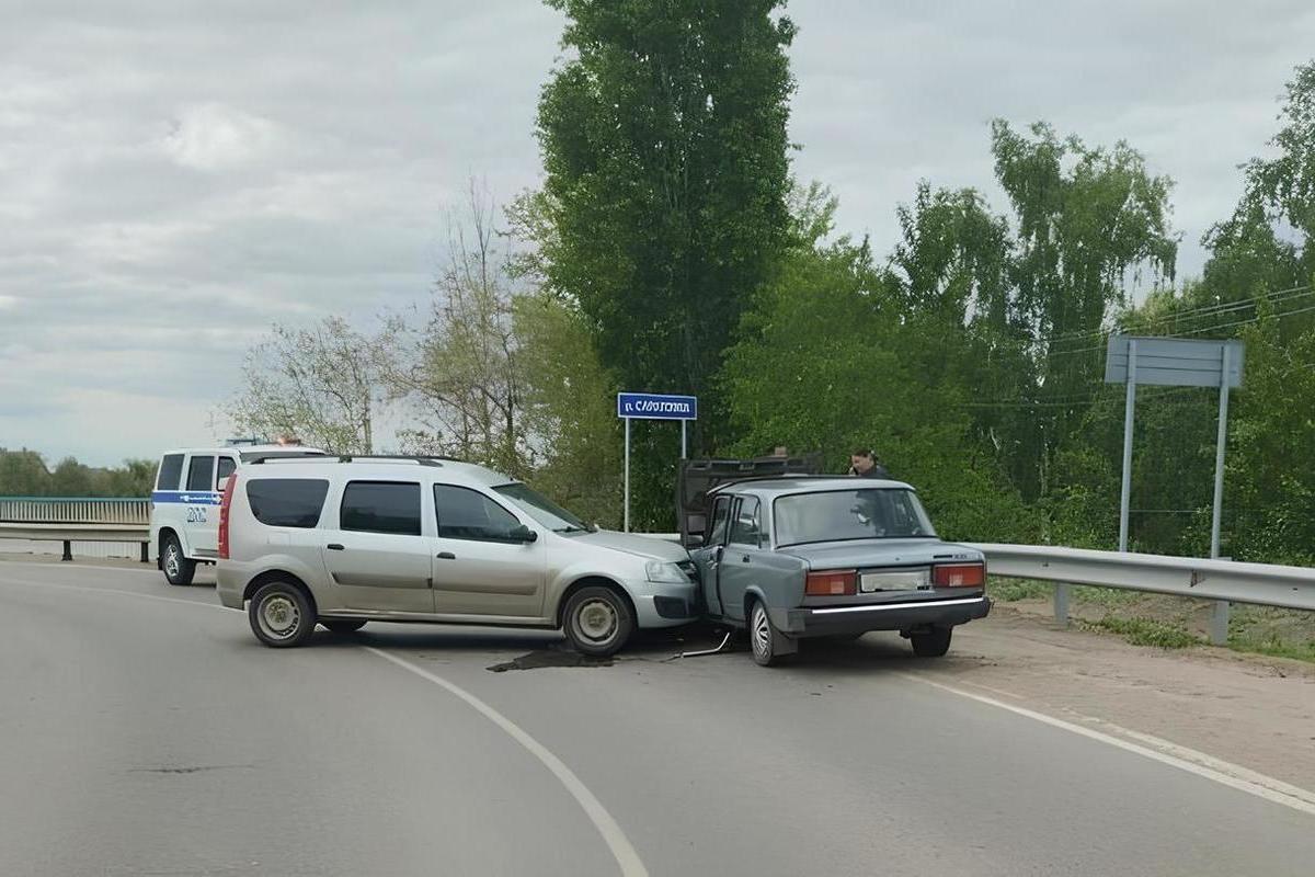 Под Энгельсом столкнулись два автомобиля - МК Саратов