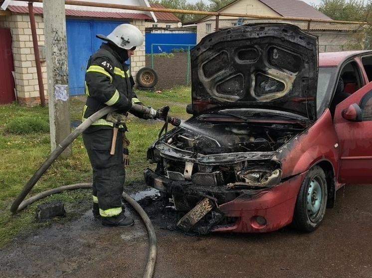 Огонь охватил автомобиль в Глазуновском районе Орла