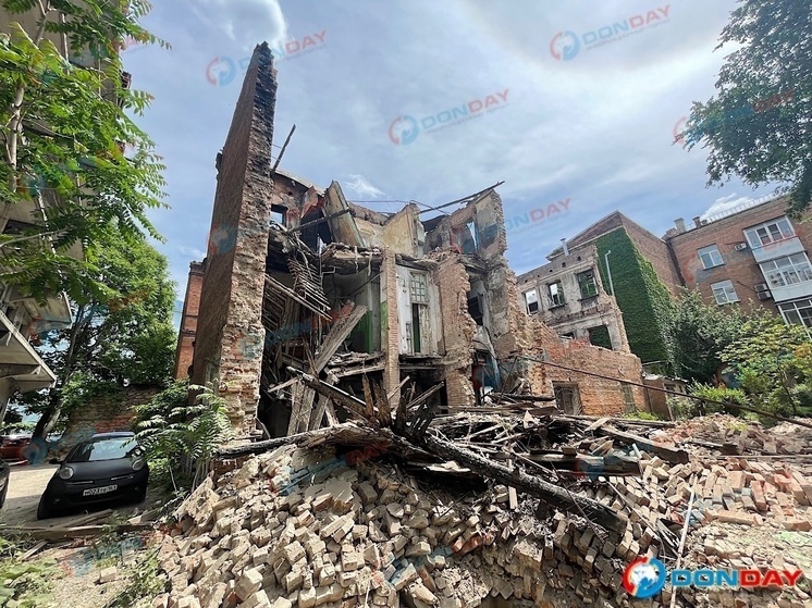 В центре Ростова обрушилось стена заброшенного дома