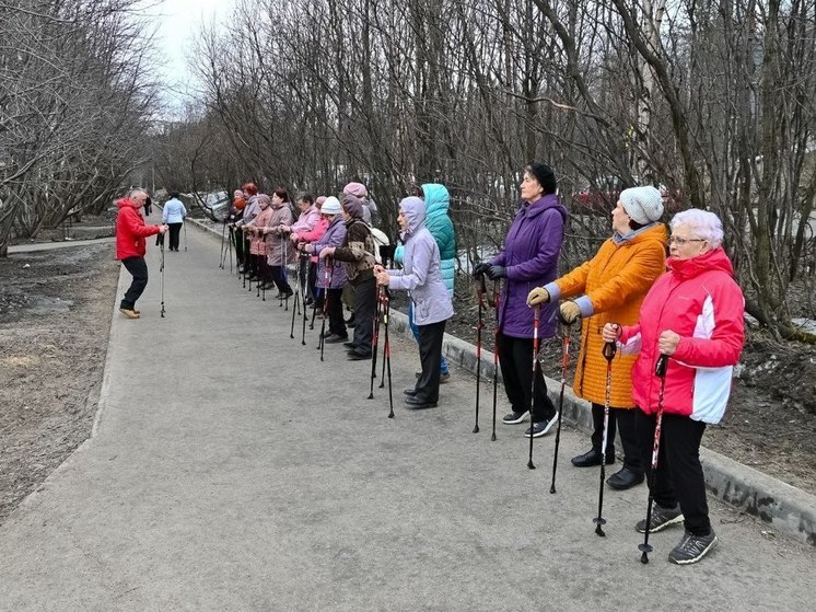 В Мурманске прошла тренировка для любителей северной ходьбы