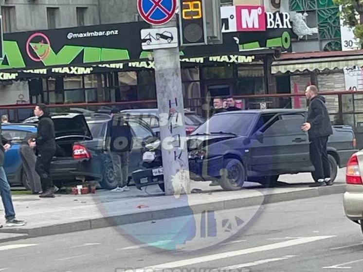 В центре Пензы легковушка врезалась в столб