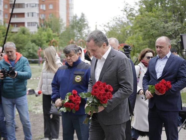 Гладков возложил цветы к мемориалу на месте трагедии в Белгороде