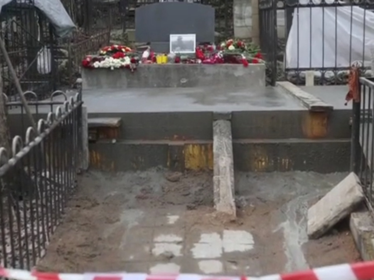 В Красногвардейском районе Санкт-Петербурга на Пороховском кладбище рабочие залили бетоном могилу погибшего в авиакатастрофе бизнесмена и основателя ЧВК "Вагнер" Евгения Пригожина