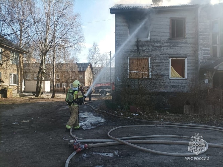 Пожар вновь случился в злополучном пустом бараке на Бесовецкой в Петрозаводске