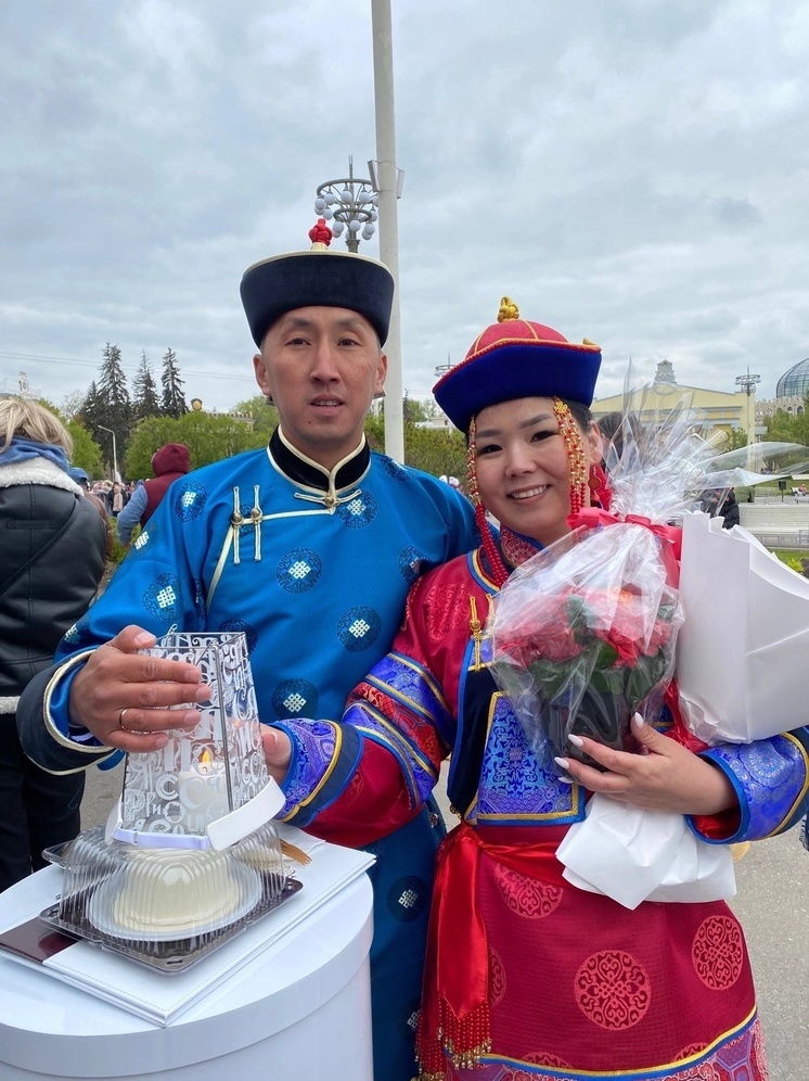 Молодая пара из Тувы поженилась  на полях форума "Россия"