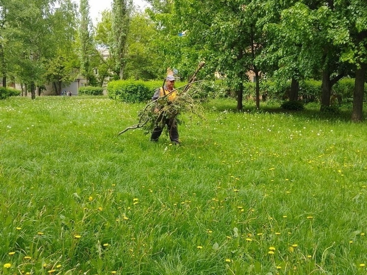 В Курске продолжается уборка в парках и скверах