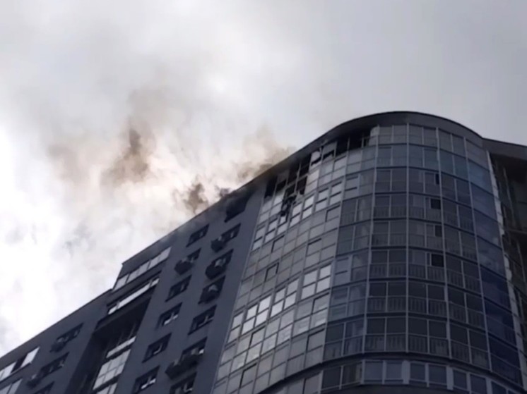 На прошлой неделе произошел пожар на 21-м (верхнем) этаже многоквартирного жилого дома в Екатеринбурге по адресу ул. Союзная, 2. 