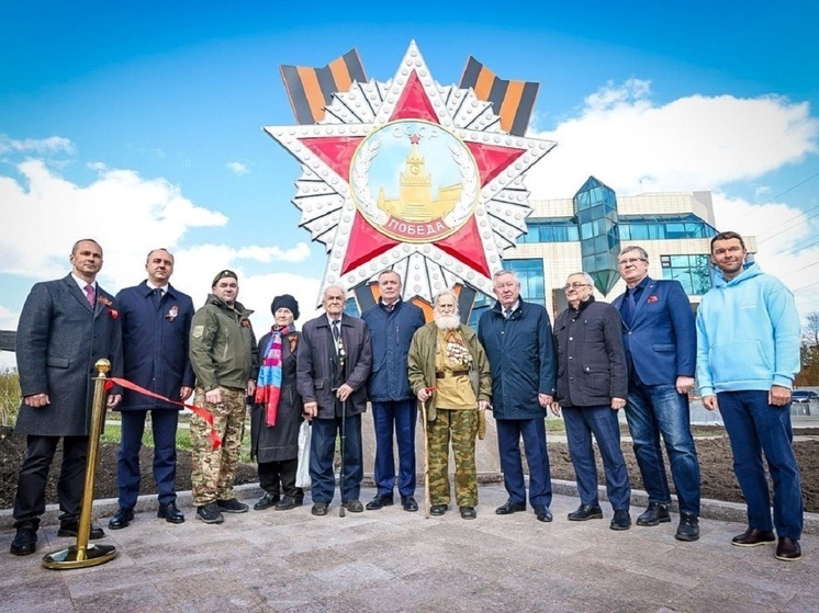 Четырехметровую стелу «Орден Победы» открыли в Екатеринбурге