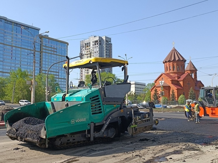 В разрушении асфальта в Екатеринбурге обвинили нестабильную погоду