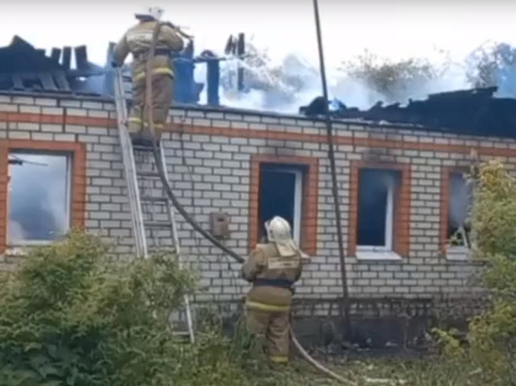 В селе Сейм Курской области две семьи потеряли кров после пожара в доме