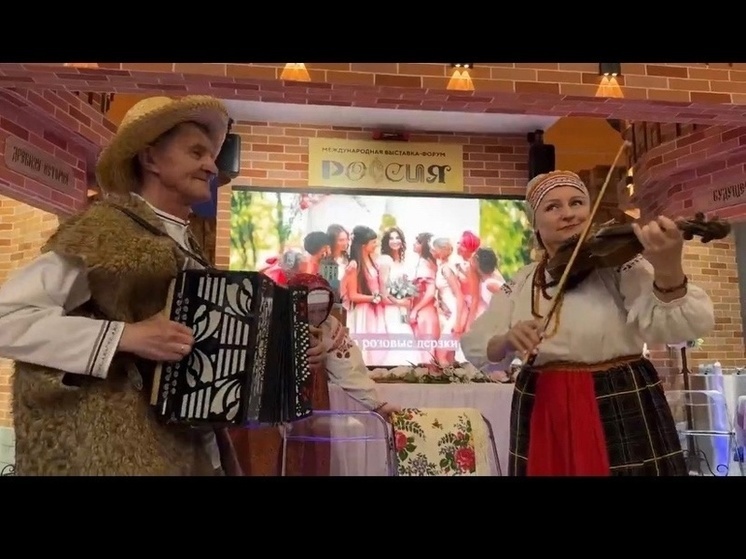 Василий Анохин поздравил Алексея и Анастасию Агафоновых с днём создания семьи