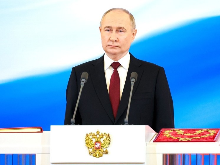 Президент РФ Владимир Путин вечером вторника, 14 мая, подписал указы о назначении членов правительства Российской Федерации и директоров служб