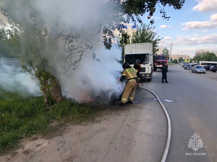 В Орле на Чечневой сгорела легковушка