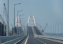 Движение автомобильного транспорта временно перекрыли на Крымскому мосту. 