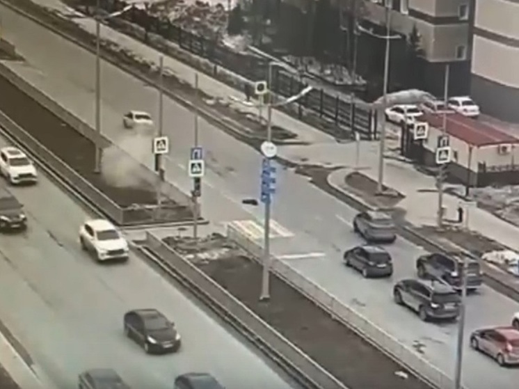 Момент наезда авто на ребенка в Новом Уренгое попал на видео