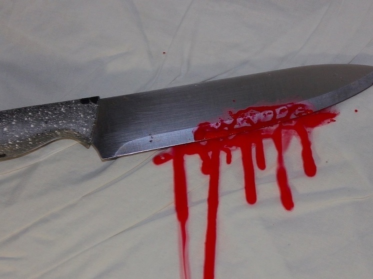 Житель Хакасии приревновал свою девушку и ударил ее ножом