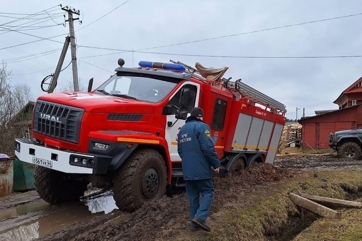 Казусом с застрявшей в шарьинской грязи пожарной машиной заинтересовался глава СК