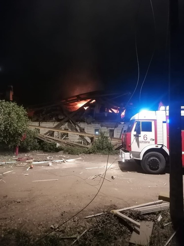 В Боровичах сгорел дом из-за взрыва баллонного газа