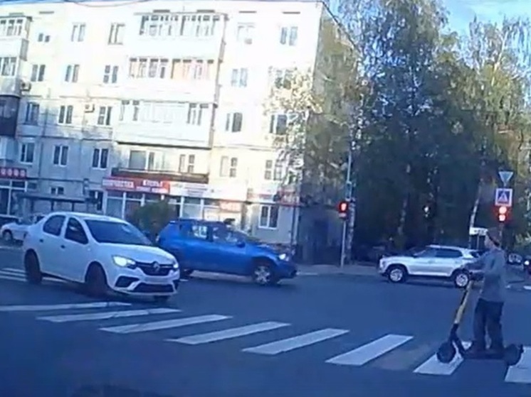 В Твери ребенок на электросамокате проехал пешеходный переход на красный свет