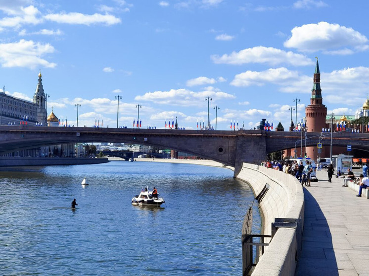Пьяный мужчина упал в Москву-реку возле Кремля, катаясь на самокате