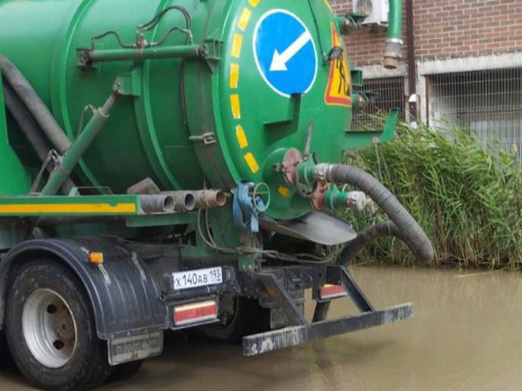 После ливня на улицах Краснодара работает водооткачивающая техника