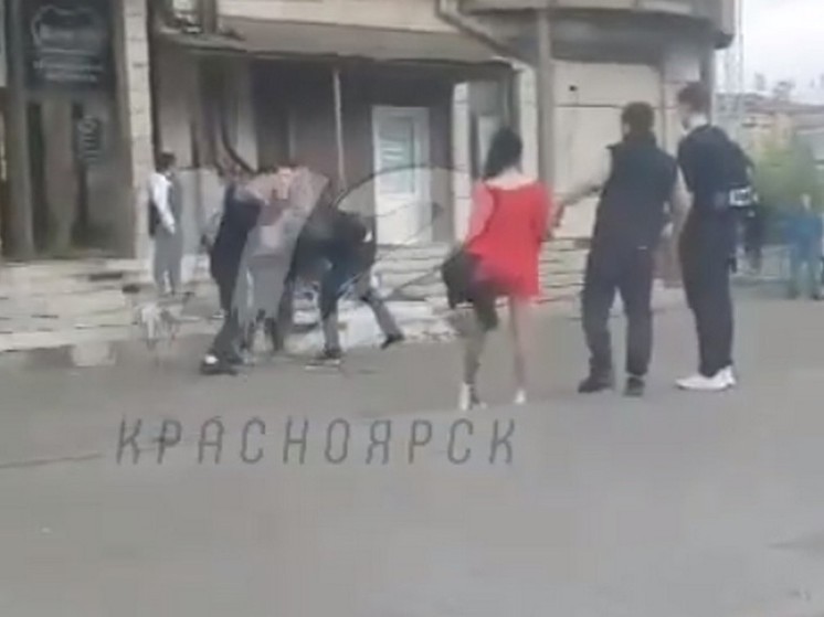 В центре Красноярска возле бара произошла драка