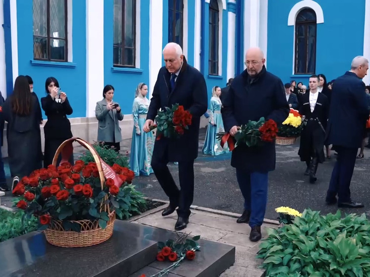 В День осетинского языка во Владикавказе возложили цветы к могиле Коста Хетагурова