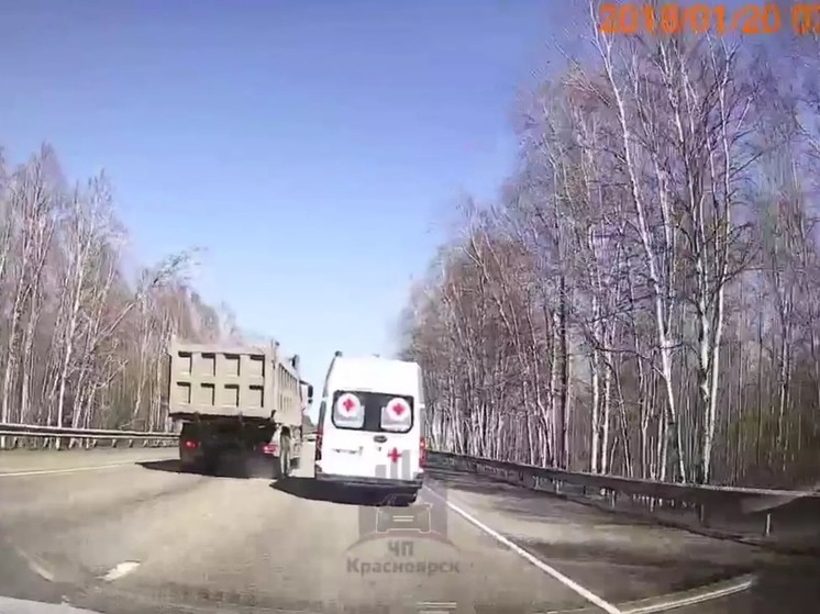Водители скорой и грузовика устроили разборку из-за обгона