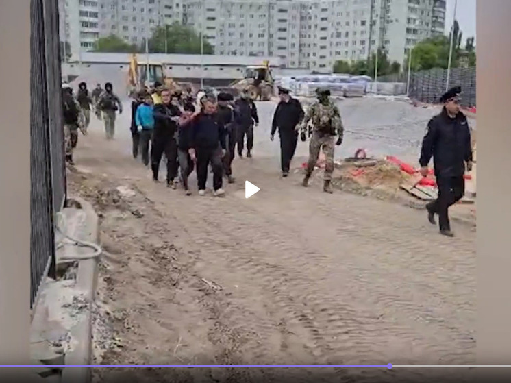В Воронеже на стадионе «Факел» повторно задержали 38 трудовых мигрантов