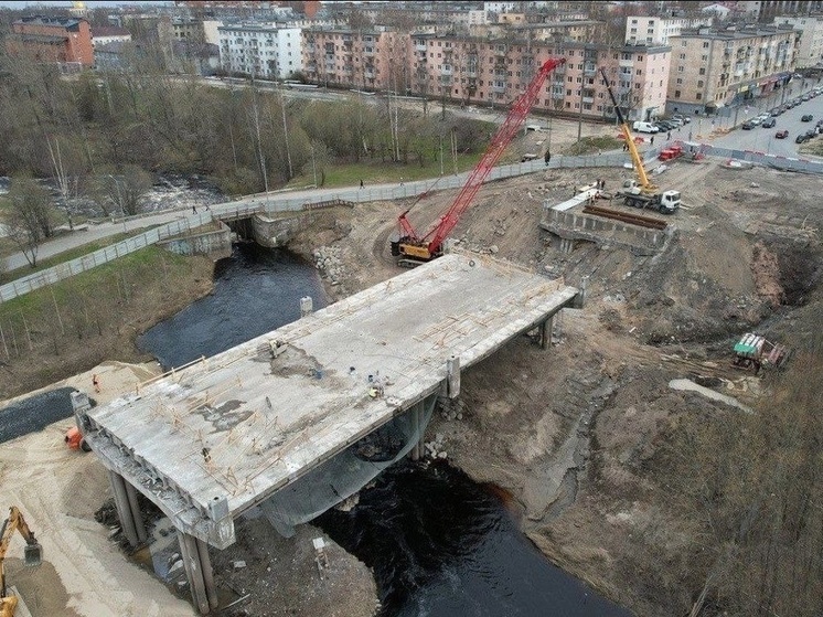 Рабочие завершают демонтаж моста на улице Мерецкова в Петрозаводске