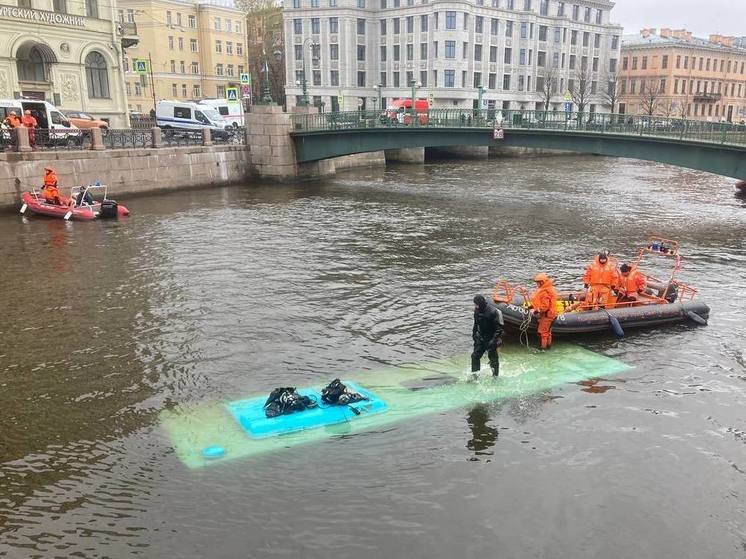 Трагедия, унесшая жизни семи человек, произошла в Северной столице днем 10 мая. Лазурный автобус из парка компании «Такси» после ДТП пробил ограждение Поцелуева моста и рухнул в реку. Выжили только двое: 56‑летний пассажир, которого спасли случайные прохожие, и водитель. В воскресенье его отправили в СИЗО до начала сентября. Мужчину обвиняют в нарушении ПДД и эксплуатации транспортного средства, повлекшем по неосторожности смерть двух и более лиц. 