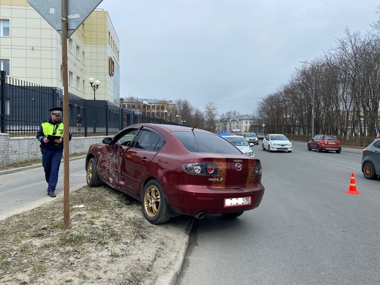 Автоледи в Петрозаводске забыла перестроиться и устроила аварию