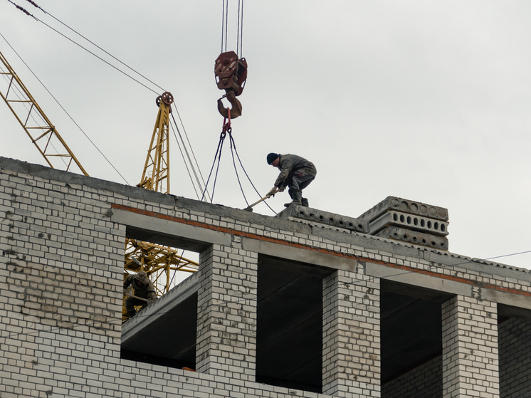 Срок окончания строительства школы в Семичне сдвинули на сентябрь 2025 года